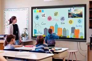 Яке сучасне рішення для освіти вибрати? Інтерактивну дошку з проектором або інтерактивний дисплей?